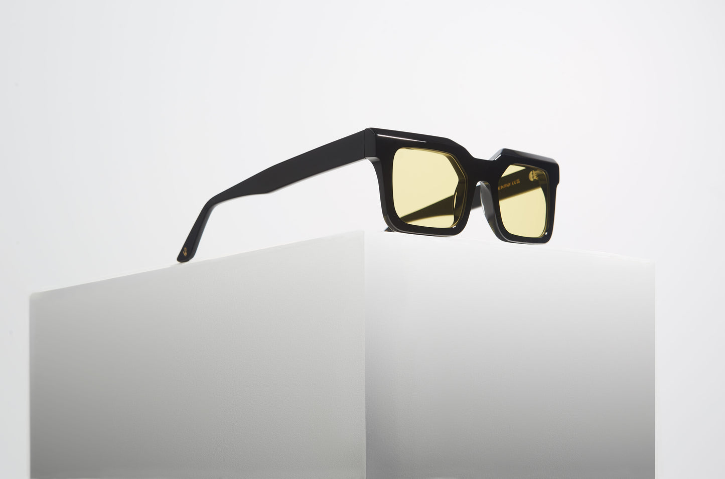 YŪGEN SUNGLASSES - BLACK/YELLOW